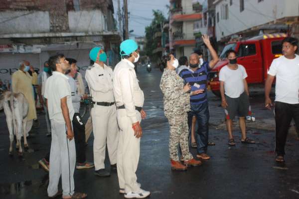 बर्तनों से भरे घर में आग