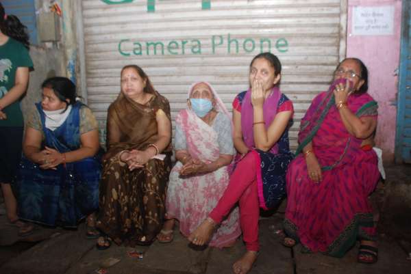 बर्तनों से भरे घर में आग