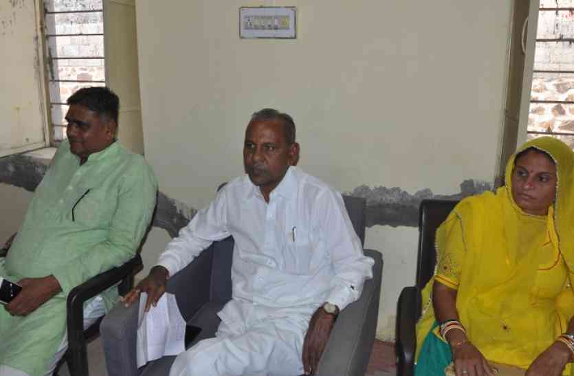 Why are all the Congress MLAs of Barmer in a hotel in Jaipur?