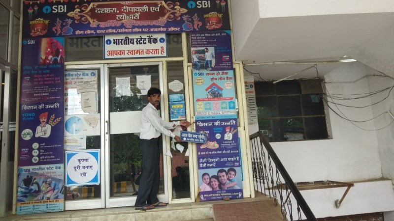 कैशियर और अकाउटेंट को पुलिस ने उठाया,शुरू की पूछताछ