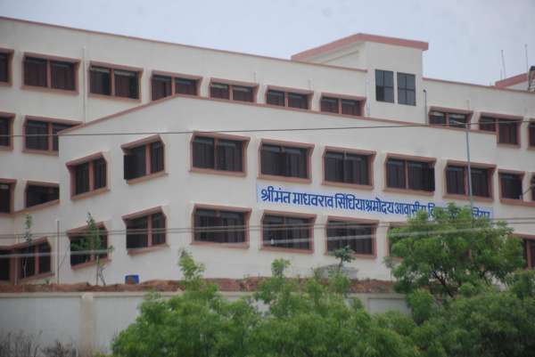 स्कूल रहेंगे बंद शिक्षकों को छुट्टी