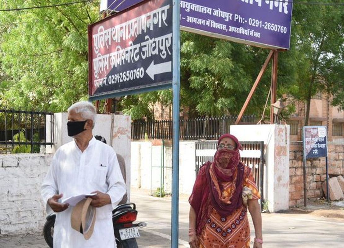 दिनदहाड़े वृद्धा से मोबाइल छीना, दो थानों के चक्कर काटे, पुलिस ने लूट का मामला गुमशुदगी में दर्ज की इतिश्री