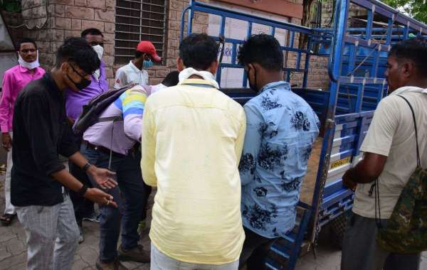 युवाओं ने निभाया मानवता का धर्म, देखें तस्वीरें...