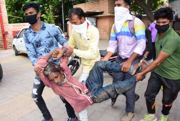 युवाओं ने निभाया मानवता का धर्म, देखें तस्वीरें...