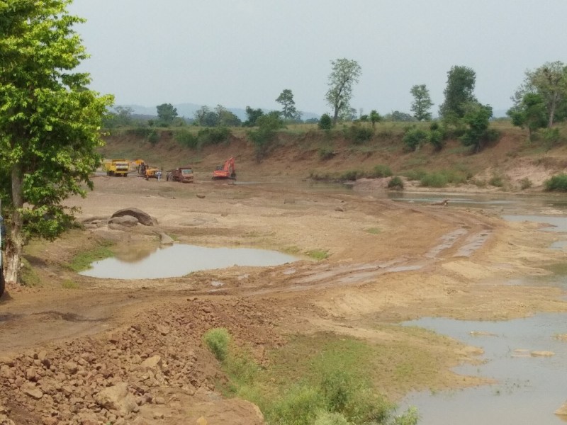 Sand business continues, the department smiles on the fearless mining mafia