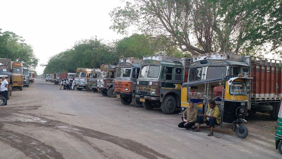 गेहूं देने में एफसीआई की मनमानी, 50 में से 35 ट्रकें खाली ही खड़े रहे