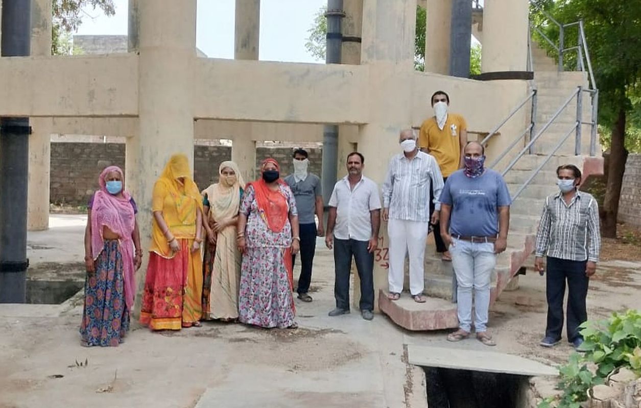 दो माह से नसीब नहीं हो रहा नीर, टैंकरों से मंगवा रहे पानी