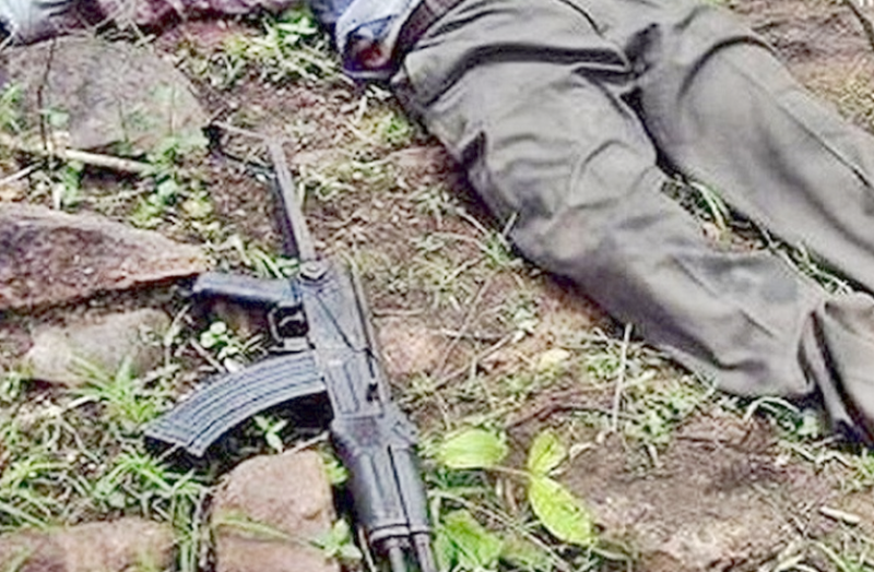 पुलिस के सामने ही हुआ ग्रामीणों का नक्सलियों से युद्ध, नक्सली कमांडर की मौत