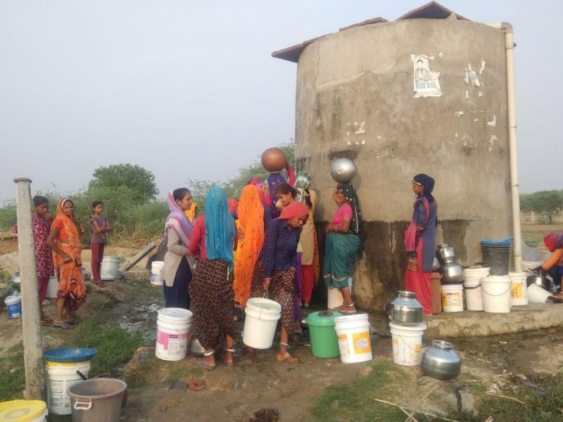 3 दिन से नहीं आया पानी 7 किलोमीटर दूर जाना पड़ रहा पानी लेने