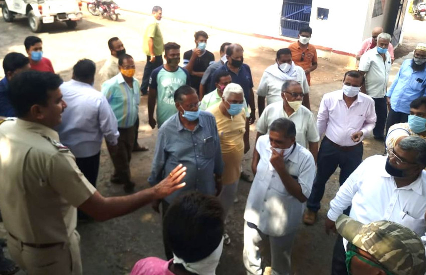 राजस्थान में यहां मास्क लगाने को लेकर पुलिस और व्यापारियों में तनातनी, धड़ाधड़ गिराए दुकानों के शटर और...