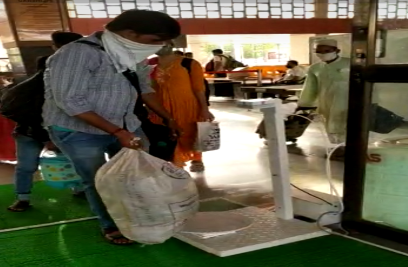 Ahmedabad railway station पर लगाई टच फ्री लगेज सेनेटाइजिंग मशीन