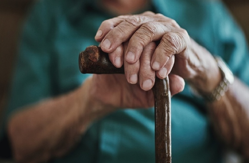 LOCKDOWN : महामारी में बुजुर्गों की देखभाल के लिए कंपनियां अपना रही हैं ऐसी युक्ति