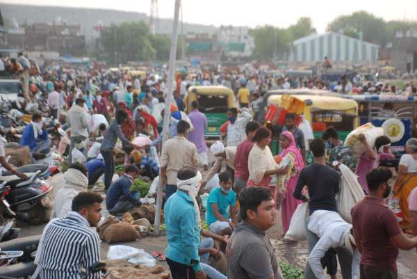लक्ष्मीगंज थोक सब्जी मंडी खुलते ही अफरा तफरी