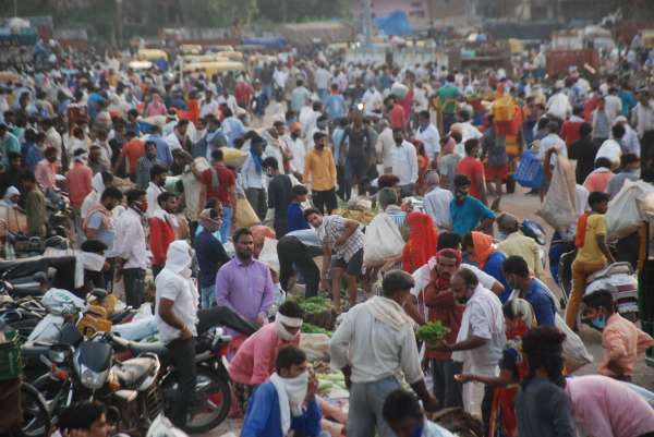 लक्ष्मीगंज थोक सब्जी मंडी खुलते ही अफरा तफरी