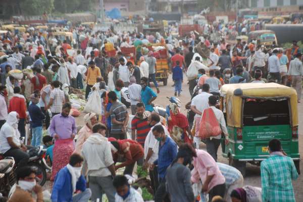 लक्ष्मीगंज थोक सब्जी मंडी खुलते ही अफरा तफरी