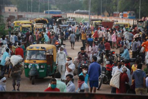 लक्ष्मीगंज थोक सब्जी मंडी खुलते ही अफरा तफरी