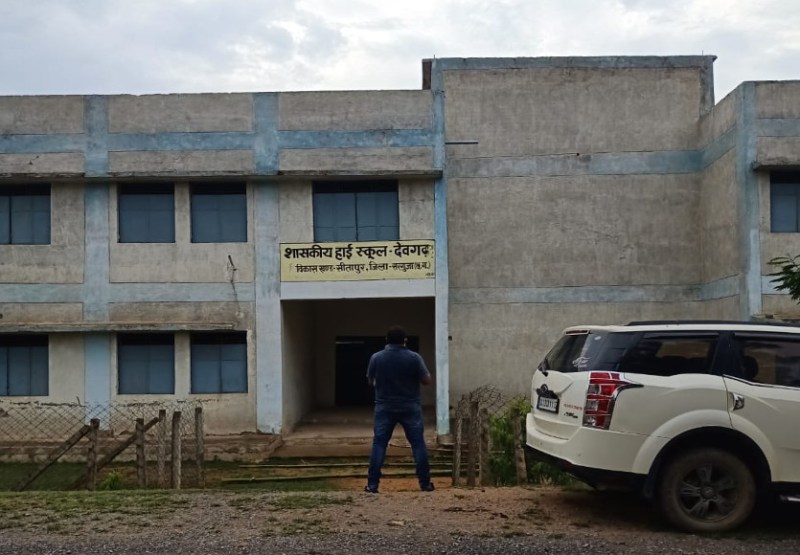 इस अंग्रेजी मीडियम स्कूल के लिए ट्रांसफर किए गए कुछ शिक्षकों ने दूसरी जगह जाने से किया इनकार