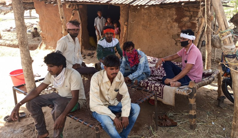 पलायन से आए मजदूरों के पास खेतों में बोवनी के लिए बीज नहीं