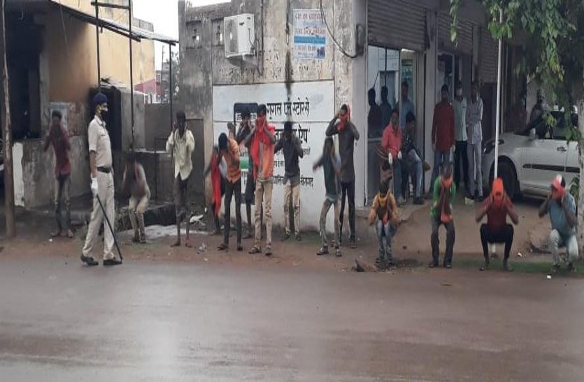 The administration organized a meeting for the people who roam in the streets meaningfully during the complete lockdown.