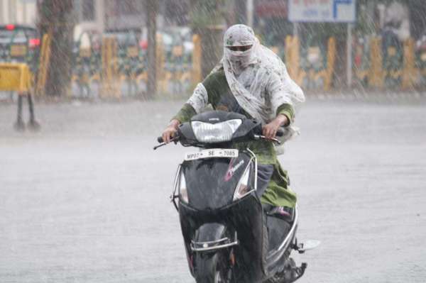 आज भी छाएंगे बादल, होगी बूंदाबांदी