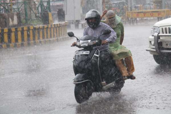 आज भी छाएंगे बादल, होगी बूंदाबांदी