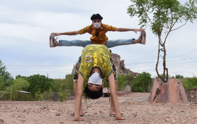 इस बार ऑनलाइन योग दिवस मनाने के लिए हो रहा योगाभ्यास