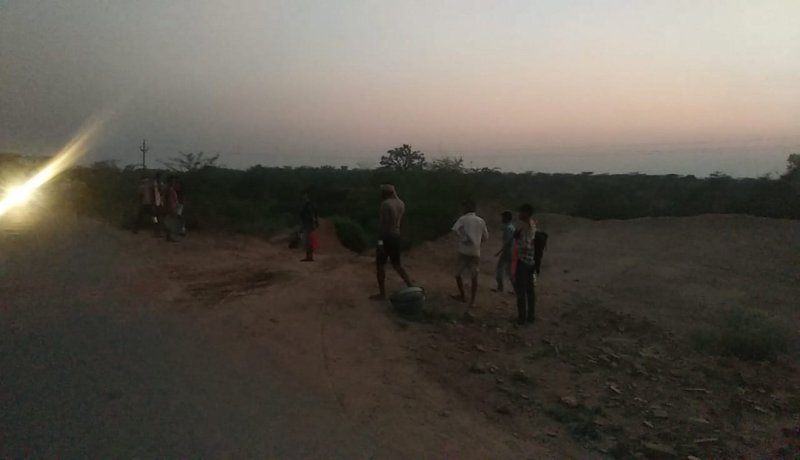 रात में चल रहा रेत का अवैध कारोबार