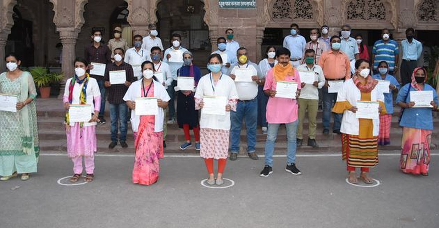 इन्होंने ऐसा क्या किया कि जिला कलक्टर ने थपथपाई पीठ