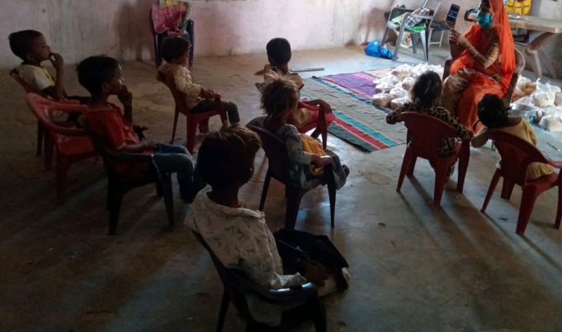 आंगनवाड़ी के बच्चे पढ़ रहे जागरूकता का पाठ