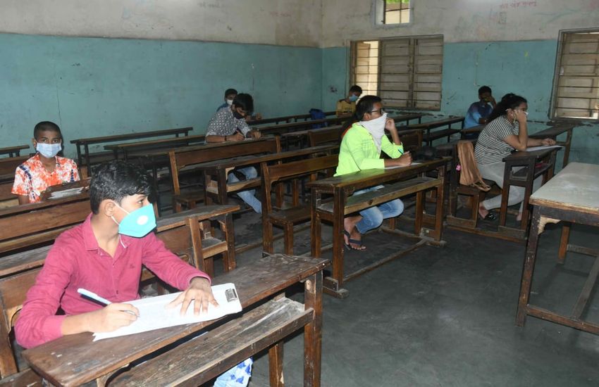Surat/ शिक्षा कार्य पर रोक के बावजूद स्कूल में किया परीक्षा का आयोजन
