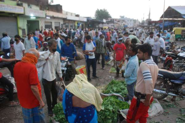 सोशल डिस्टेंसिंग गायब चेहरों पर मार्क्स नहीं