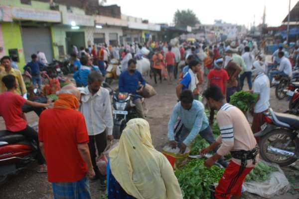 सोशल डिस्टेंसिंग गायब चेहरों पर मार्क्स नहीं