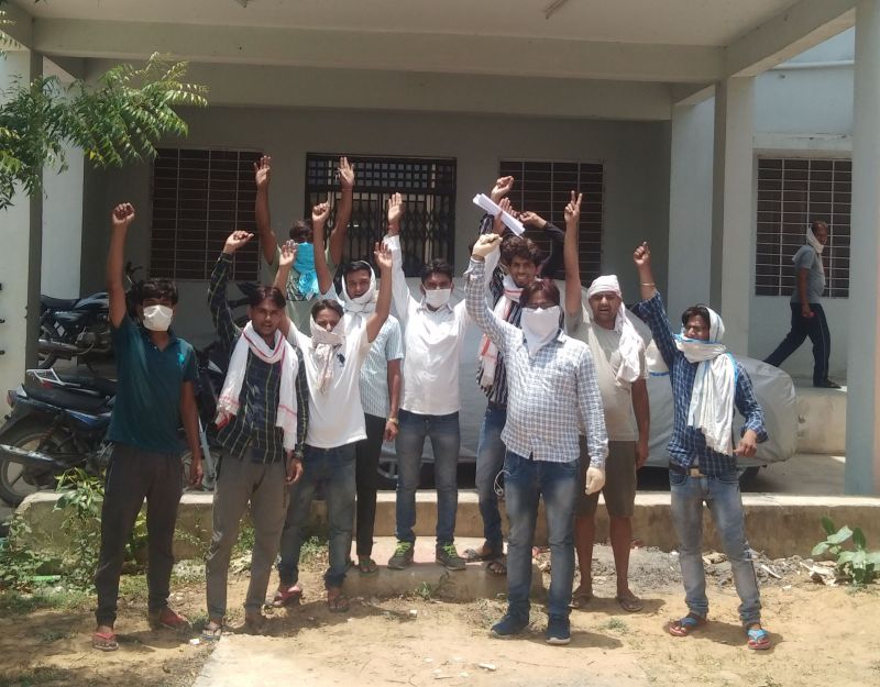 पांचना बांध से नहरों में खोले पानी, सीएम के नाम तहसीलदार को सौंपा ज्ञापन