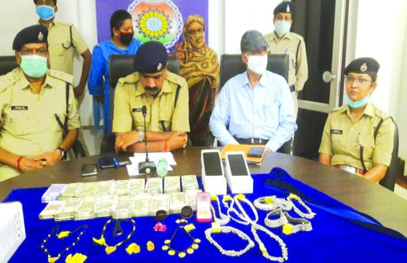 सीसीटीवी से पकड़ाई नौकरानी, कंडे की बोरी में मिले 8 लाख