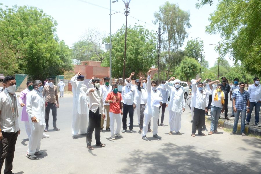 बढ़ते वन्यजीव शिकार के विरोध में पर्यवरंप्रेमियों का प्रदर्शन