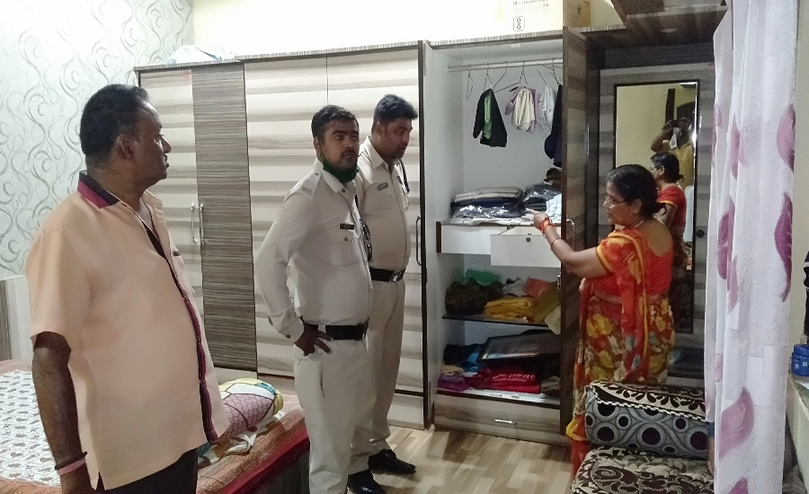 पुलिस चौकी से कुछ ही दूर शहर में व्यवसायी के घर से ढाई लाख की चोरी, सो रहा था परिवार