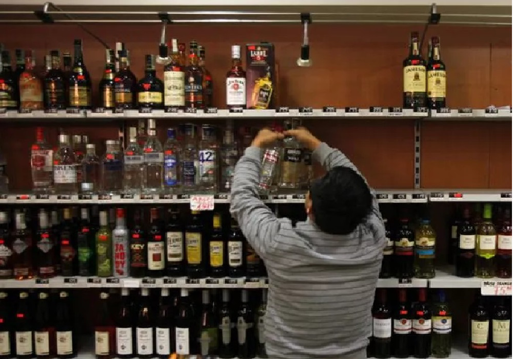UP Cabinet Decision : शराब व बीयर के फुटकर विक्रेताओं को मिली बड़ी राहत