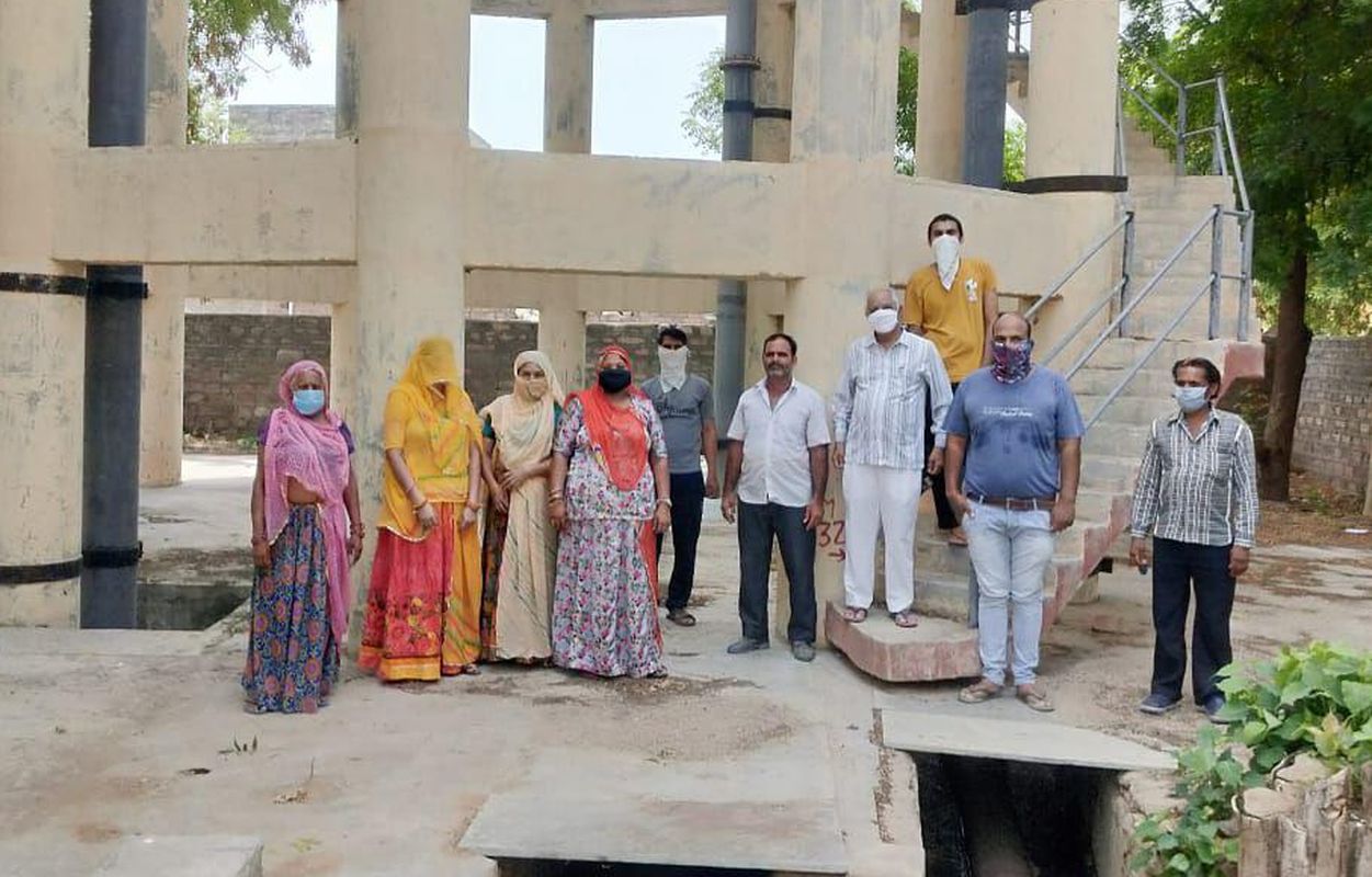 दो माह से नसीब नहीं हो रहा नीर, टैंकरों से मंगवा रहे पानी