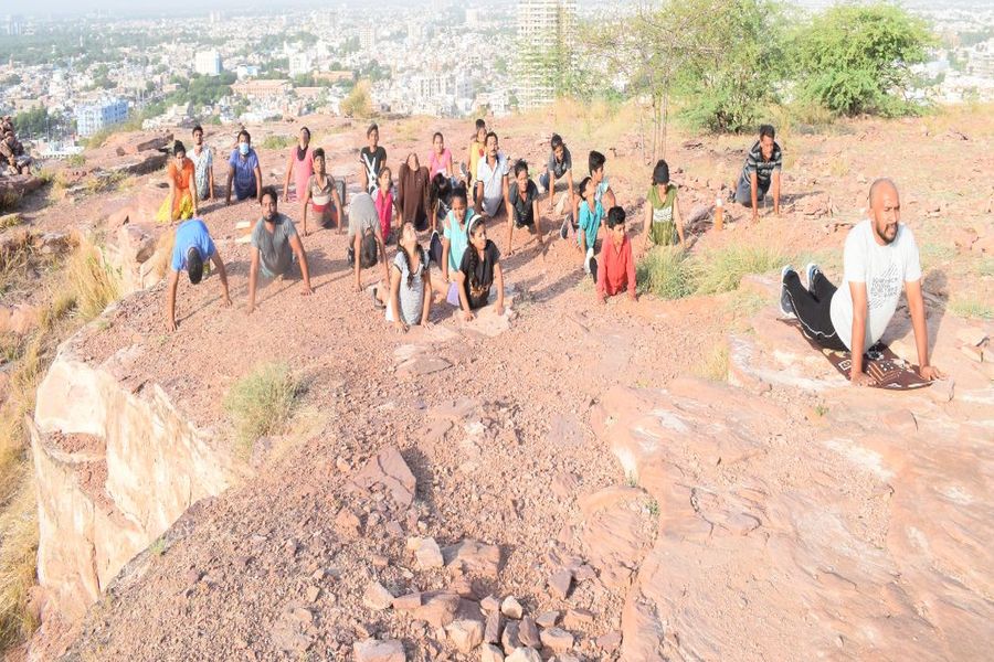 कोरोना से जंग जीतने पथरीली चट्टान पर सीख रहे योग