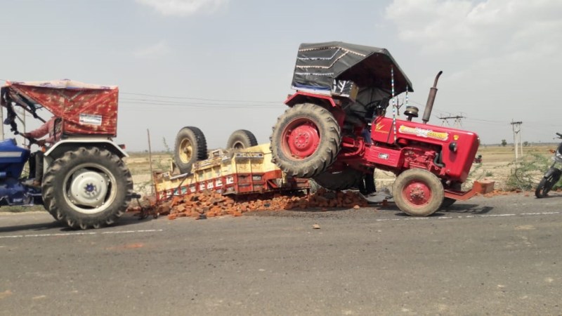 बाइक को बचाने के फेर में पलटी ईटो से भरी ट्रॉली,कोई हताहत नहीं