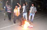 आक्रोशित युवाओं ने चाइनीज आइटम जलाकर किया विरोध, देखें तस्वीरें...