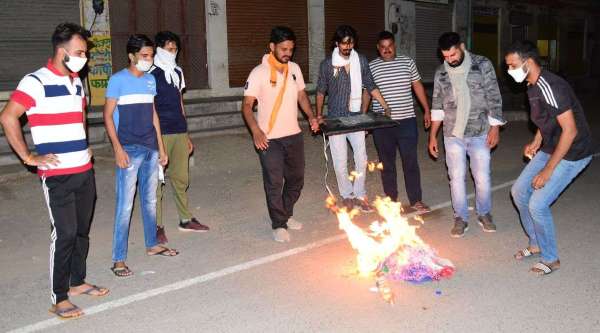 आक्रोशित युवाओं ने चाइनीज आइटम जलाकर किया विरोध, देखें तस्वीरें...