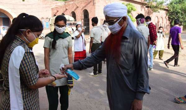 परीक्षार्थियों ने दी दोहरी परीक्षा, स्कैनिंग के बाद मिला प्रवेश, देखें तस्वीरें...