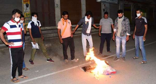 आक्रोशित युवाओं ने चाइनीज आइटम जलाकर किया विरोध, देखें तस्वीरें...