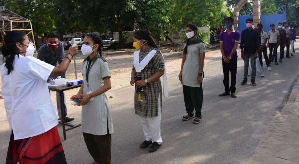 परीक्षार्थियों ने दी दोहरी परीक्षा, स्कैनिंग के बाद मिला प्रवेश, देखें तस्वीरें...