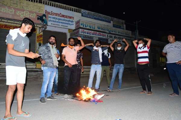 आक्रोशित युवाओं ने चाइनीज आइटम जलाकर किया विरोध, देखें तस्वीरें...