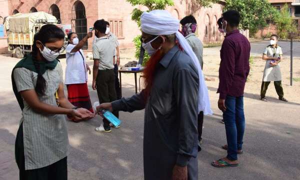 परीक्षार्थियों ने दी दोहरी परीक्षा, स्कैनिंग के बाद मिला प्रवेश, देखें तस्वीरें...