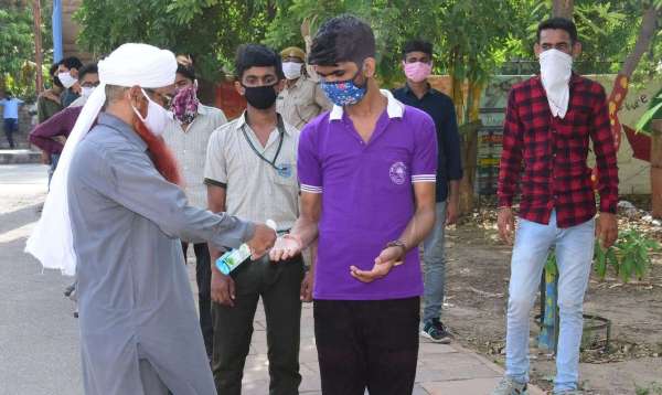 परीक्षार्थियों ने दी दोहरी परीक्षा, स्कैनिंग के बाद मिला प्रवेश, देखें तस्वीरें...