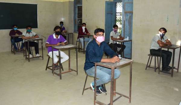 परीक्षार्थियों ने दी दोहरी परीक्षा, स्कैनिंग के बाद मिला प्रवेश, देखें तस्वीरें...