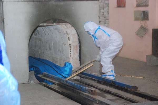 लक्ष्मीगंज विद्युत शवदाह  गृह में ट्रॉली टूटी लुढ़का शव